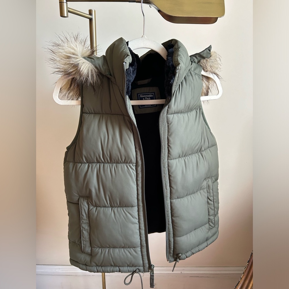 A&F Puffer Vest - Picture 4 of 6
